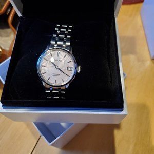 Ladie's Seiko watch. New in box.